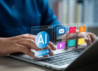 Principiante nel mondo delle criptovalute che studia i fondamenti della negoziazione automatica basata su intelligenza artificiale