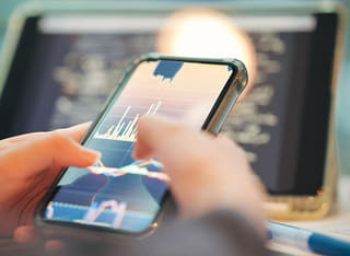 Utente che controlla la procedura chiara per il ritiro e il movimento di denaro