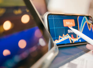 Operatore su più mercati che esamina opportunità relative a Bitcoin, Ethereum e valute forex