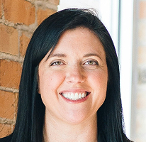 Ritratto di Sophie Hartwell che coordina il team del servizio clienti
